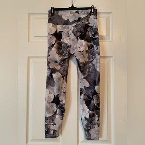 Old Navy Black & White Floral Leggings Size: M